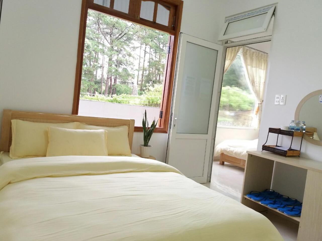 Strawberry Hotel Dalat Exterior photo